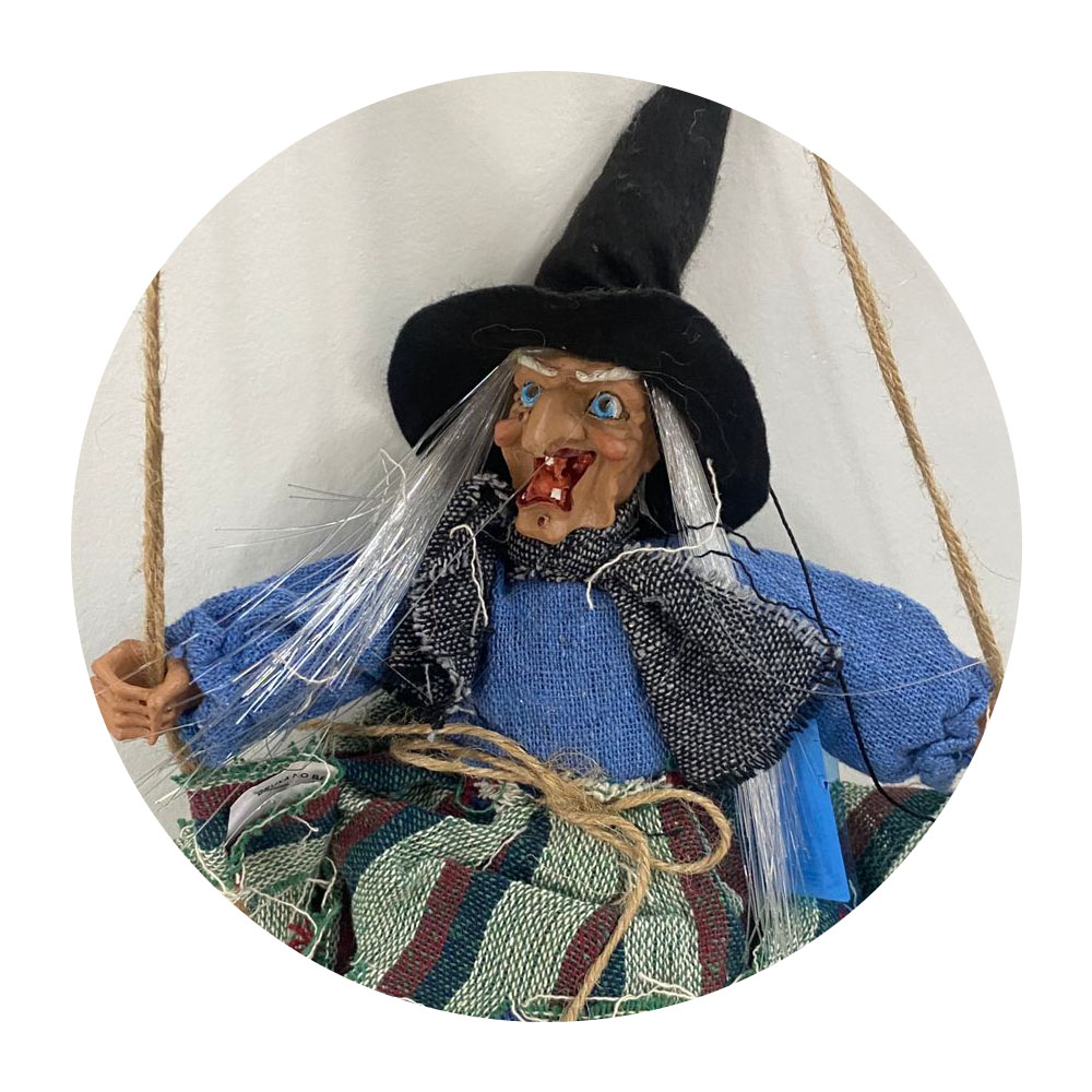 Foto 2 de Bruxa no balanço 37cm com luz som movimento halloween